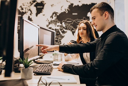 workers-at-an-it-company-working-on-computer1.jpg